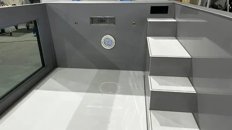 Schwimmbecken aus Polypropylen mit den Maßen 6,5 m x 2,5 m und einem 4 m breiten Fenster