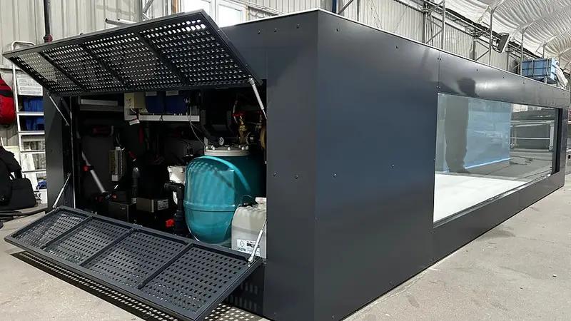 Schwimmbecken aus Polypropylen mit den Maßen 6,5 m x 2,5 m und einem 4 m breiten Fenster